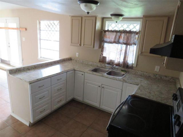 7102 N Highway 6, Hitchcock, TX 77563