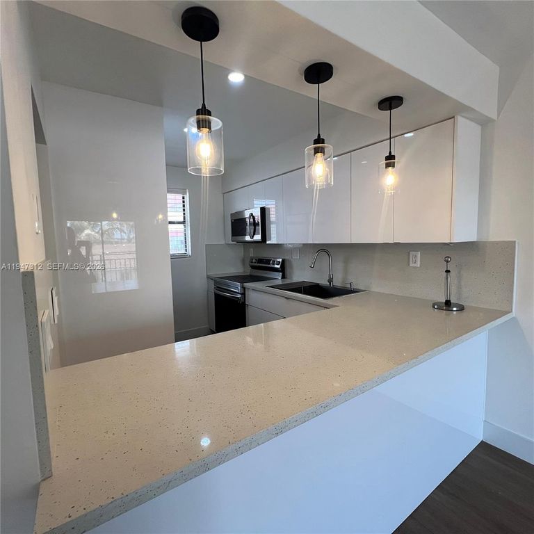 8425 NW 8th Street 406, Miami, FL 33126