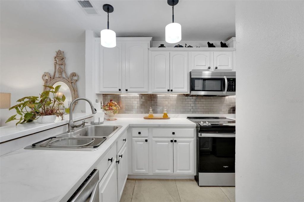 Image 9 of property listing at 410 ORANGE BLOSSOM DRIVE, Winter Haven, FL 33880