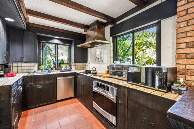 496 Raymundo Drive, Woodside, CA 94062