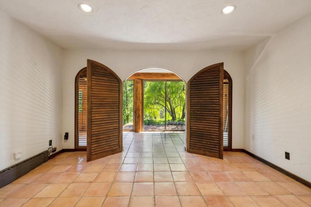 Image 13 of property listing at 496 Raymundo Drive, Woodside, CA 94062