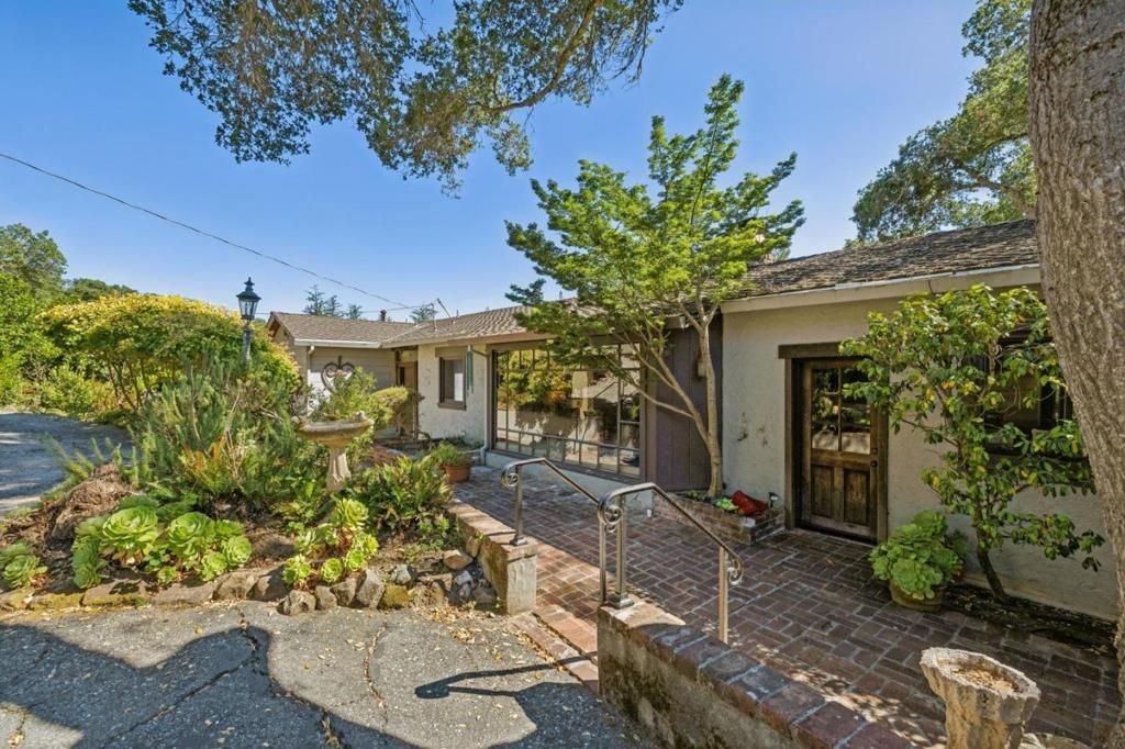 Image 4 of property listing at 496 Raymundo Drive, Woodside, CA 94062