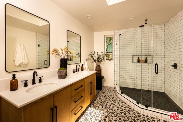 8657 Metz Place, West Hollywood, CA 90069