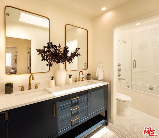 8657 Metz Place, West Hollywood, CA 90069