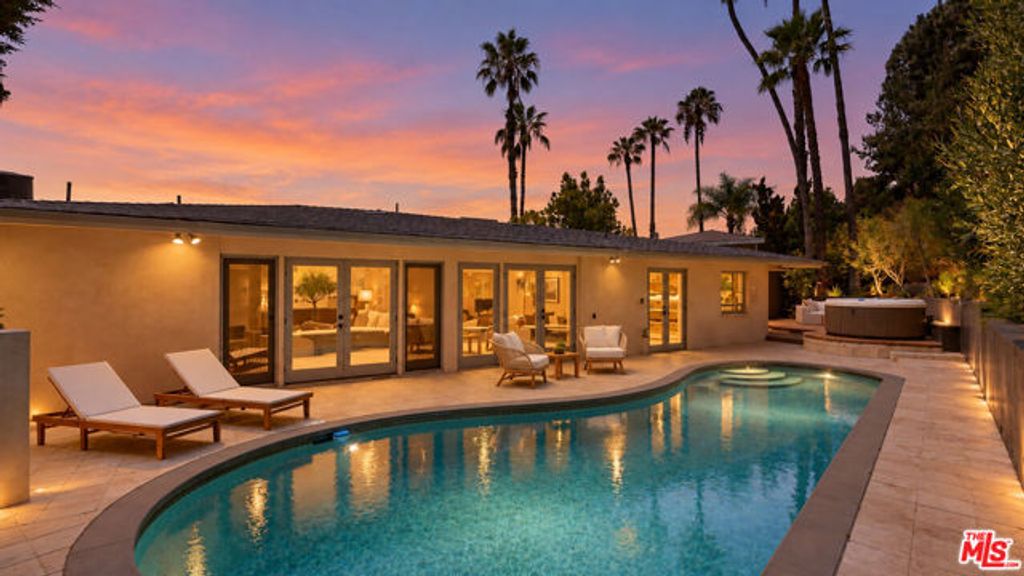 8657 Metz Place, West Hollywood, CA 90069
