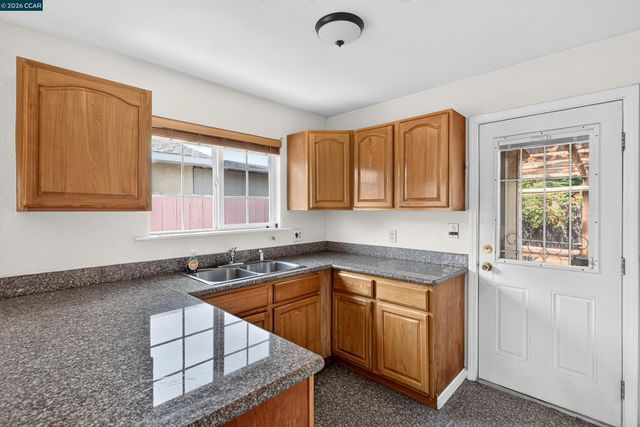 2480 Shield Dr, Union City, CA 94587
