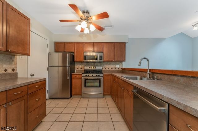 205 Chatsworth Dr, Franklin Twp., NJ 08873