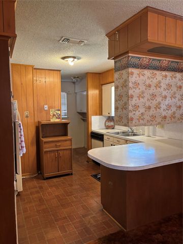 1102 Anthony Drive, Ennis, TX 75119