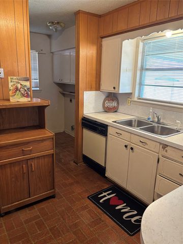 1102 Anthony Drive, Ennis, TX 75119