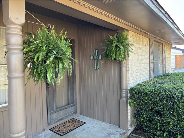 1102 Anthony Drive, Ennis, TX 75119