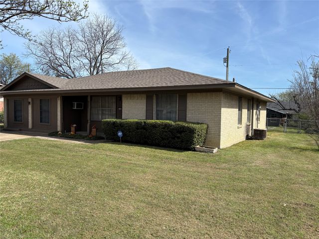 1102 Anthony Drive, Ennis, TX 75119