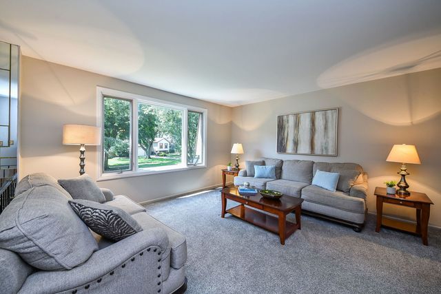 2287 Durham Drive, Wheaton, IL 60189