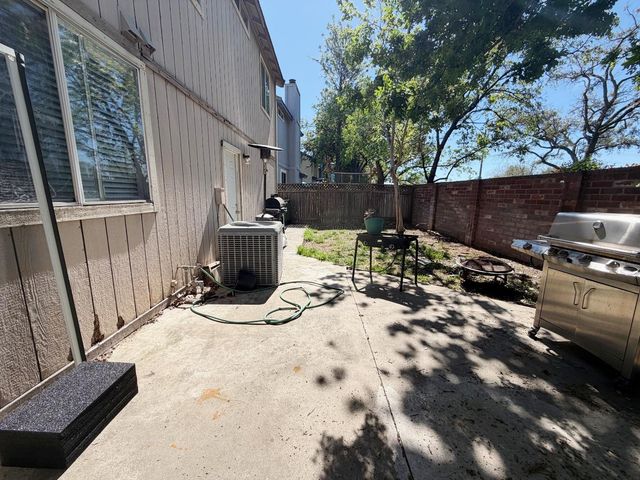 9572 S Coast Ln, Elk Grove, CA 95758