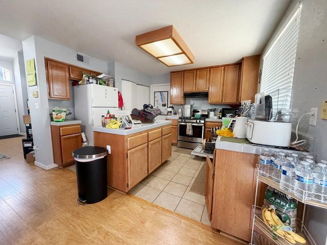 9572 S Coast Ln, Elk Grove, CA 95758