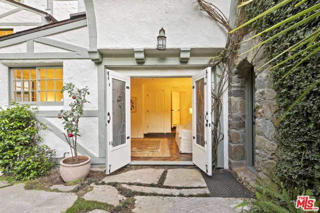 20 Latimer Road, Santa Monica, CA 90402