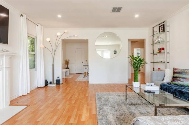 6220 Morella Avenue, North Hollywood, CA 91606