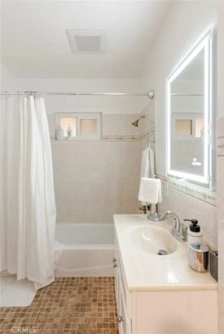 6220 Morella Avenue, North Hollywood, CA 91606