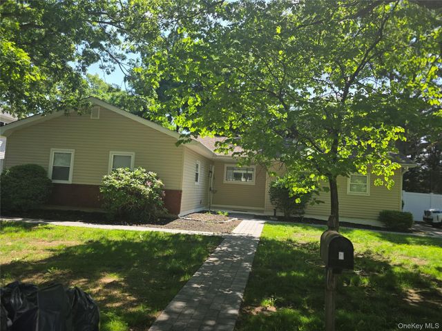 7 Roosevelt Avenue, Greenlawn, NY 11740
