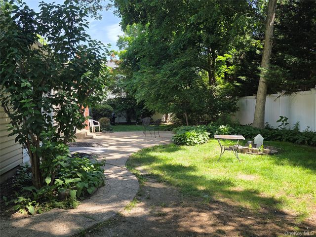7 Roosevelt Avenue, Greenlawn, NY 11740
