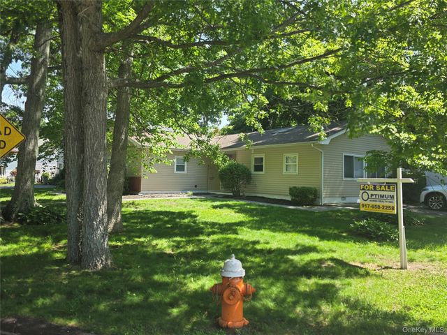 7 Roosevelt Avenue, Greenlawn, NY 11740
