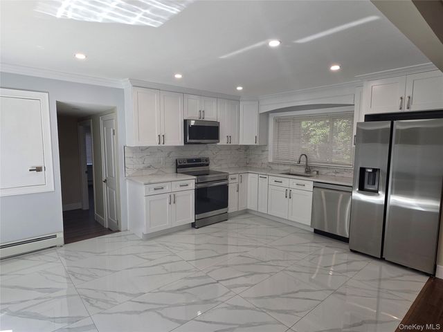 7 Roosevelt Avenue, Greenlawn, NY 11740