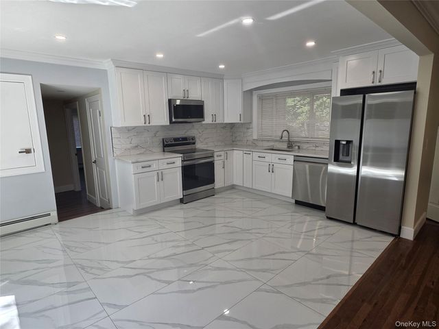 7 Roosevelt Avenue, Greenlawn, NY 11740