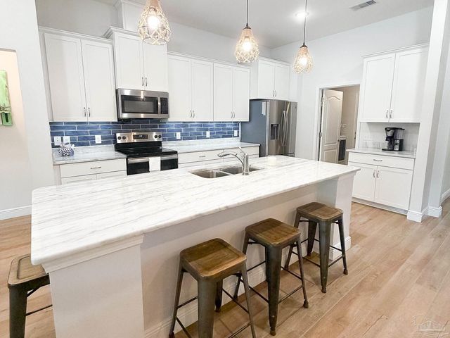 5527 Dunridge Dr, Pace, FL 32571