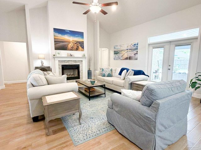 5527 Dunridge Dr, Pace, FL 32571