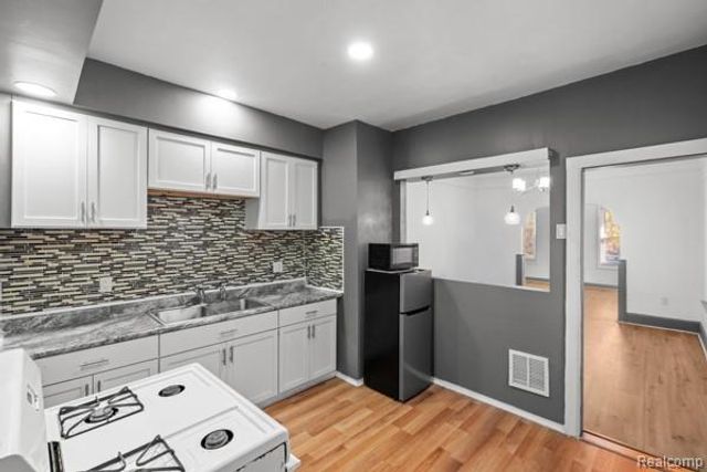 18633 Goulburn Street, Detroit, MI 48205