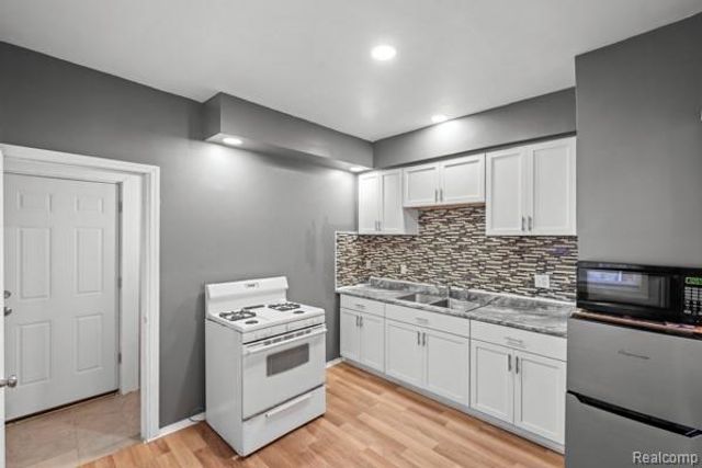 18633 Goulburn Street, Detroit, MI 48205