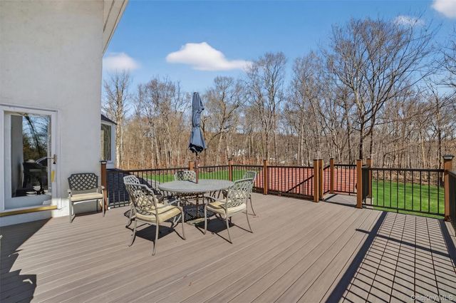 7 Fairgreen Court, Cortlandt Manor, NY 10567