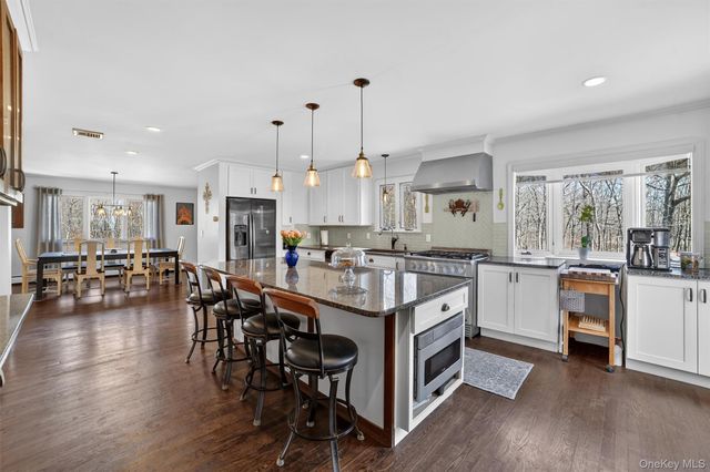 7 Fairgreen Court, Cortlandt Manor, NY 10567