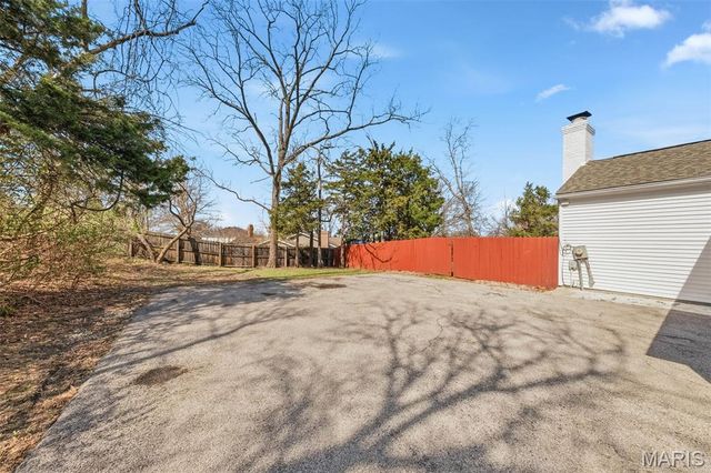 1050 Kehrs Mill Road, Ballwin, MO 63011