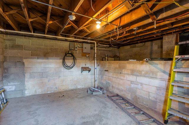 2408 HICKORY ST, Staunton, VA 24402