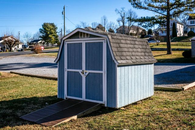2408 HICKORY ST, Staunton, VA 24402