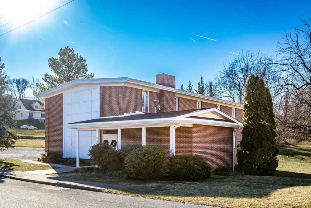 2408 HICKORY ST, Staunton, VA 24402