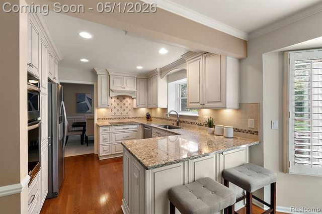 7280 Willow Oak Drive, West Bloomfield, MI 48324
