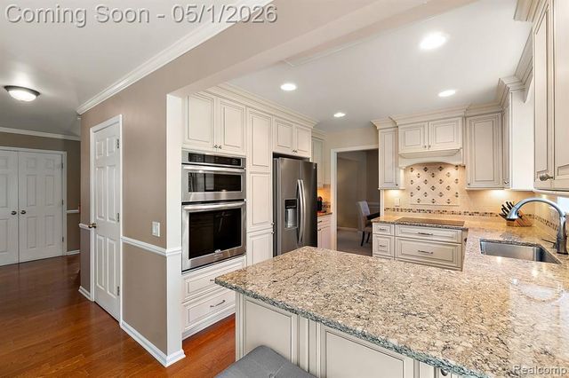 7280 Willow Oak Drive, West Bloomfield, MI 48324