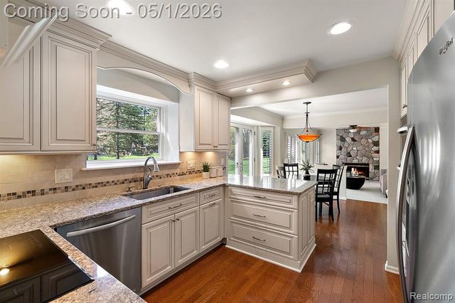 7280 Willow Oak Drive, West Bloomfield, MI 48324
