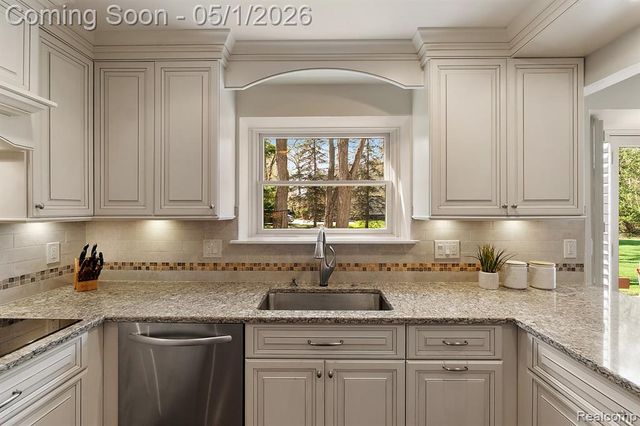 7280 Willow Oak Drive, West Bloomfield, MI 48324