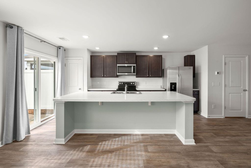 Image 5 of property listing at 690 Hilchot Drive, Summerville, SC 29486