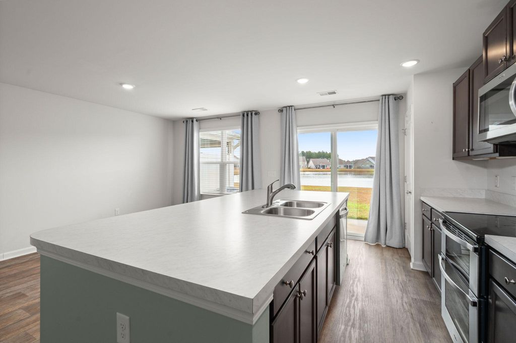 Image 6 of property listing at 690 Hilchot Drive, Summerville, SC 29486