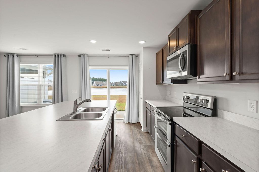 Image 8 of property listing at 690 Hilchot Drive, Summerville, SC 29486