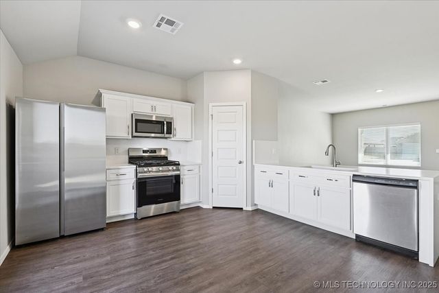 8419 E 162nd Place S, Bixby, OK 74008