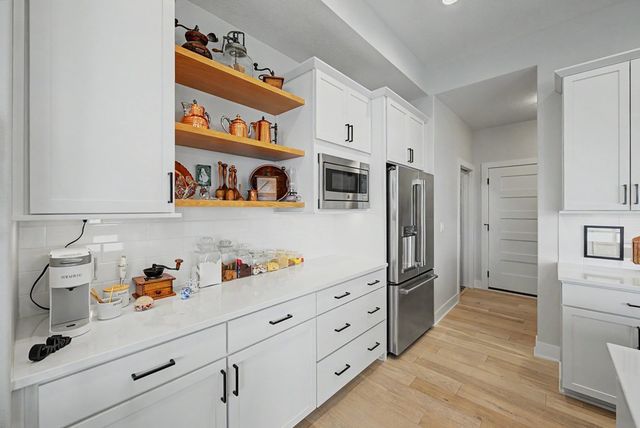 14305 Sutton Drive, Urbandale, IA 50323