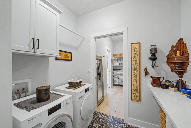 14305 Sutton Drive, Urbandale, IA 50323