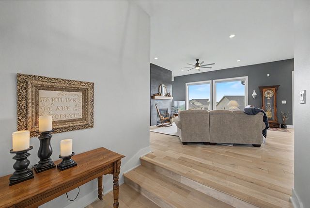 14305 Sutton Drive, Urbandale, IA 50323