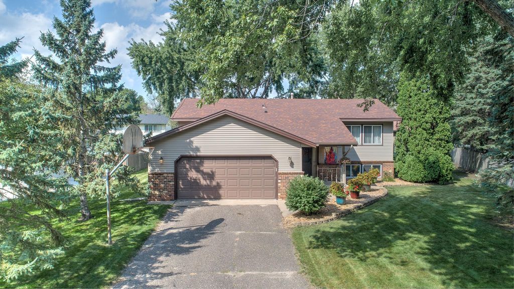 877 96th Avenue NE, Blaine, MN 55434