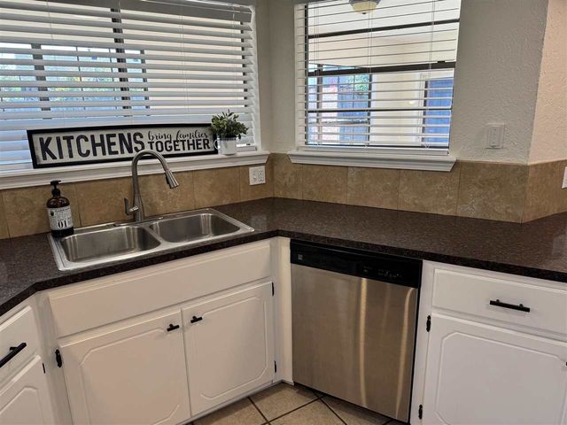 7610 NW Kingsbury Ave, Lawton, OK 73505