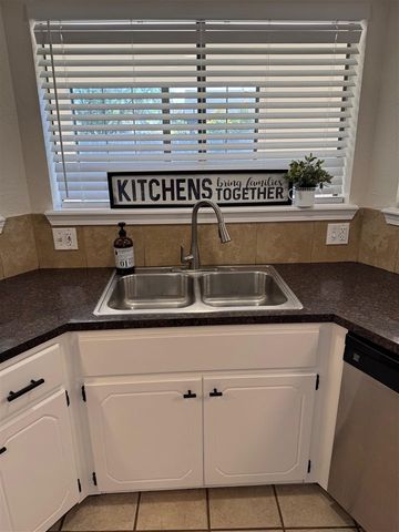 7610 NW Kingsbury Ave, Lawton, OK 73505